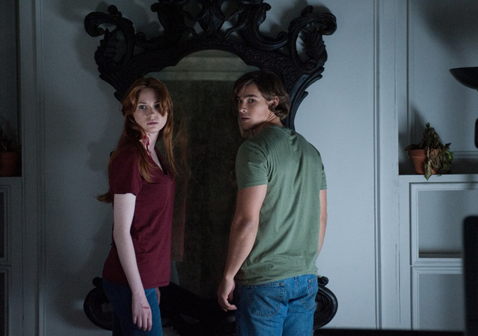 Watch: Dare To Look In The Mirror In First Trailer Horror 'Oculus' Gillan