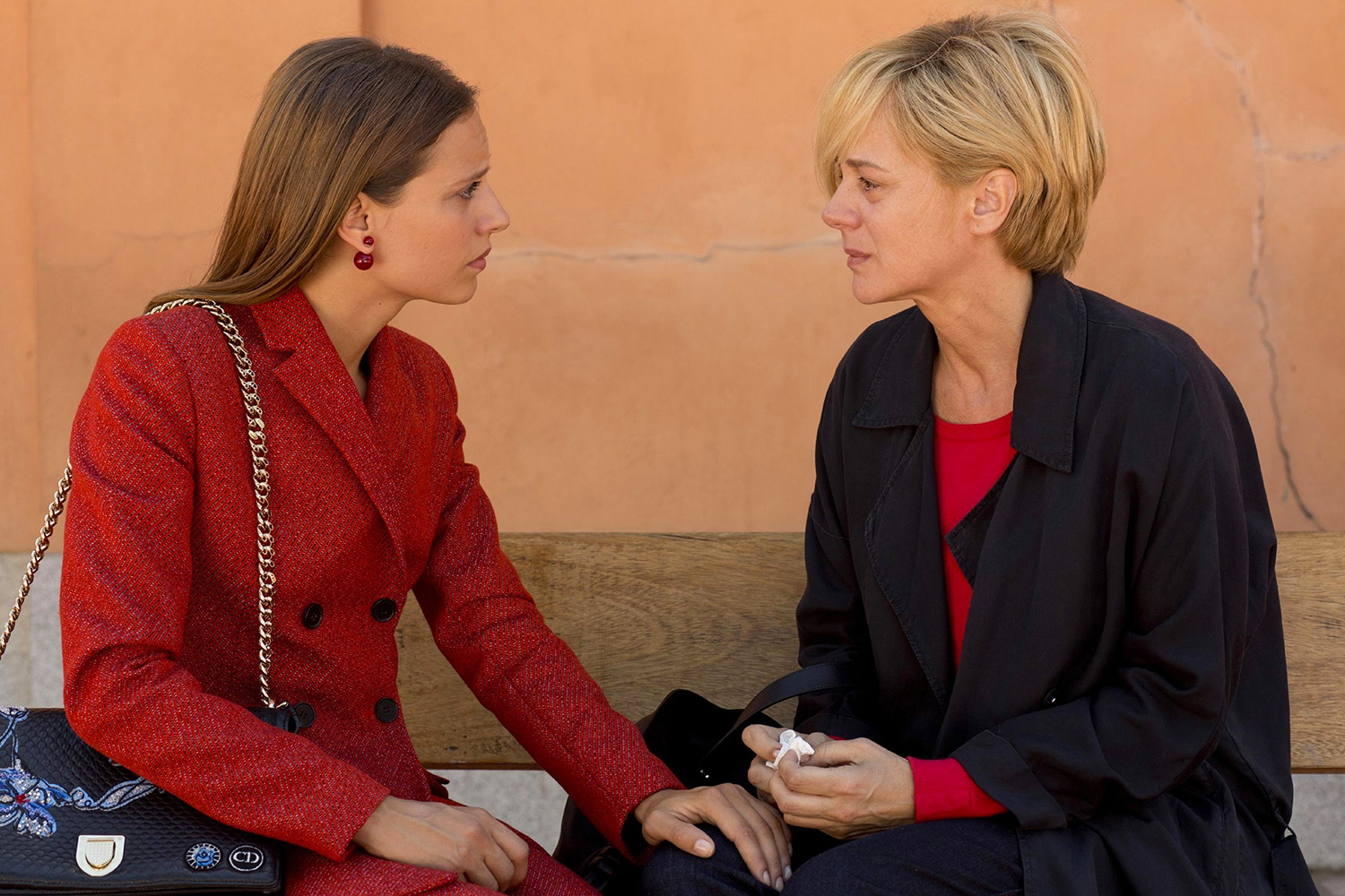 Cannes: 2 Clips From Pedro Almodovar's 'Julieta' 2
