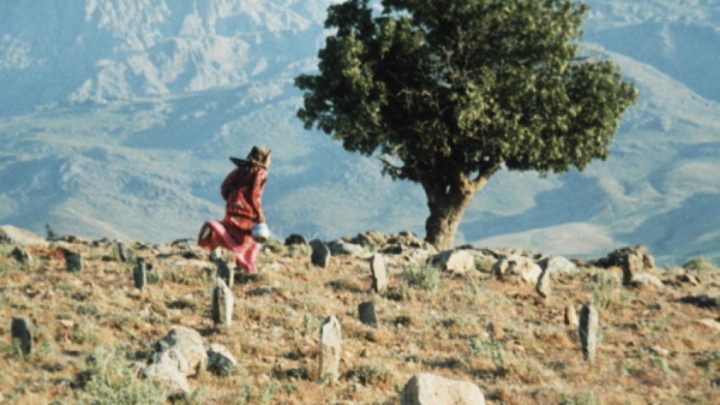 Wind Will Carry Us, The (1999) | Dir: Abbas Kiarostami | Ref: WIN071AD | Photo Credit: [ Mk2/Abbas Kiarostami Prod / The Kobal Collection ] | Editorial use only related to cinema, television and personalities. Not for cover use, advertising or fictional works without specific prior agreement