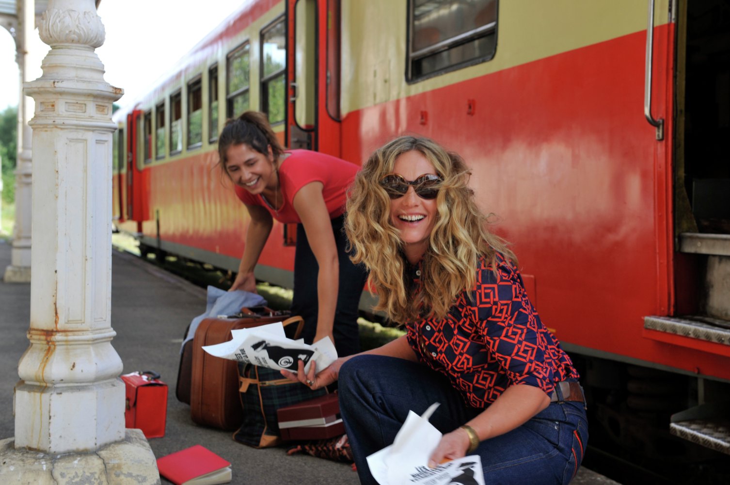 Cécile De France and Izïa Higelin in Summertime (2015)