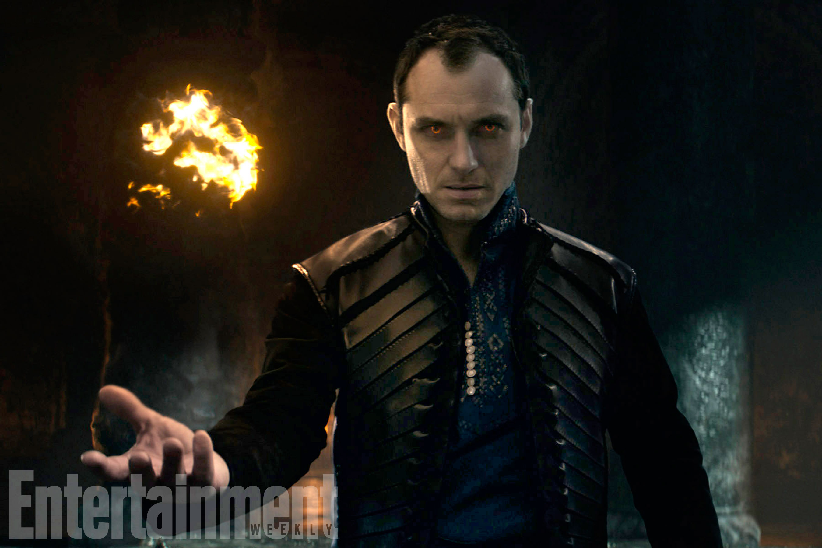 KING ARTHUR: LEGEND OF THE SWORD (2017) JUDE LAW as Vortigern