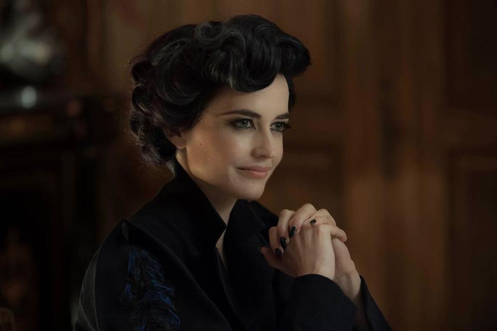 Miss Peregrine-Tim-Burton-Asa-Butterfield-Eva-Green-peregrine_04