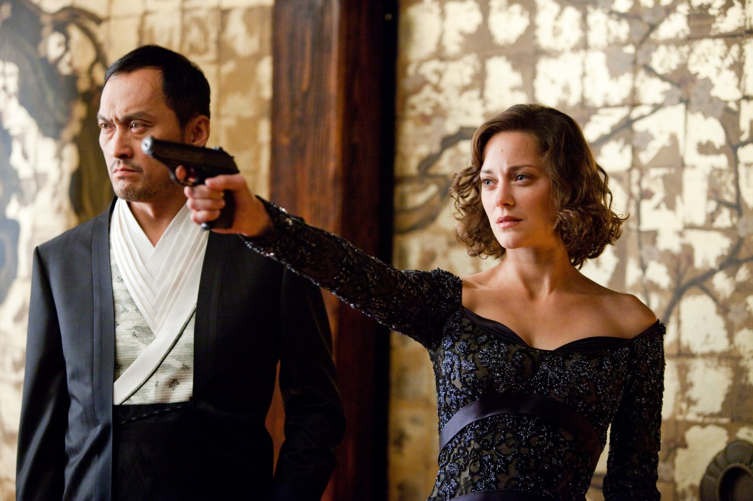 Marion Cotillard and Ken Watanabe in Inception (2010)