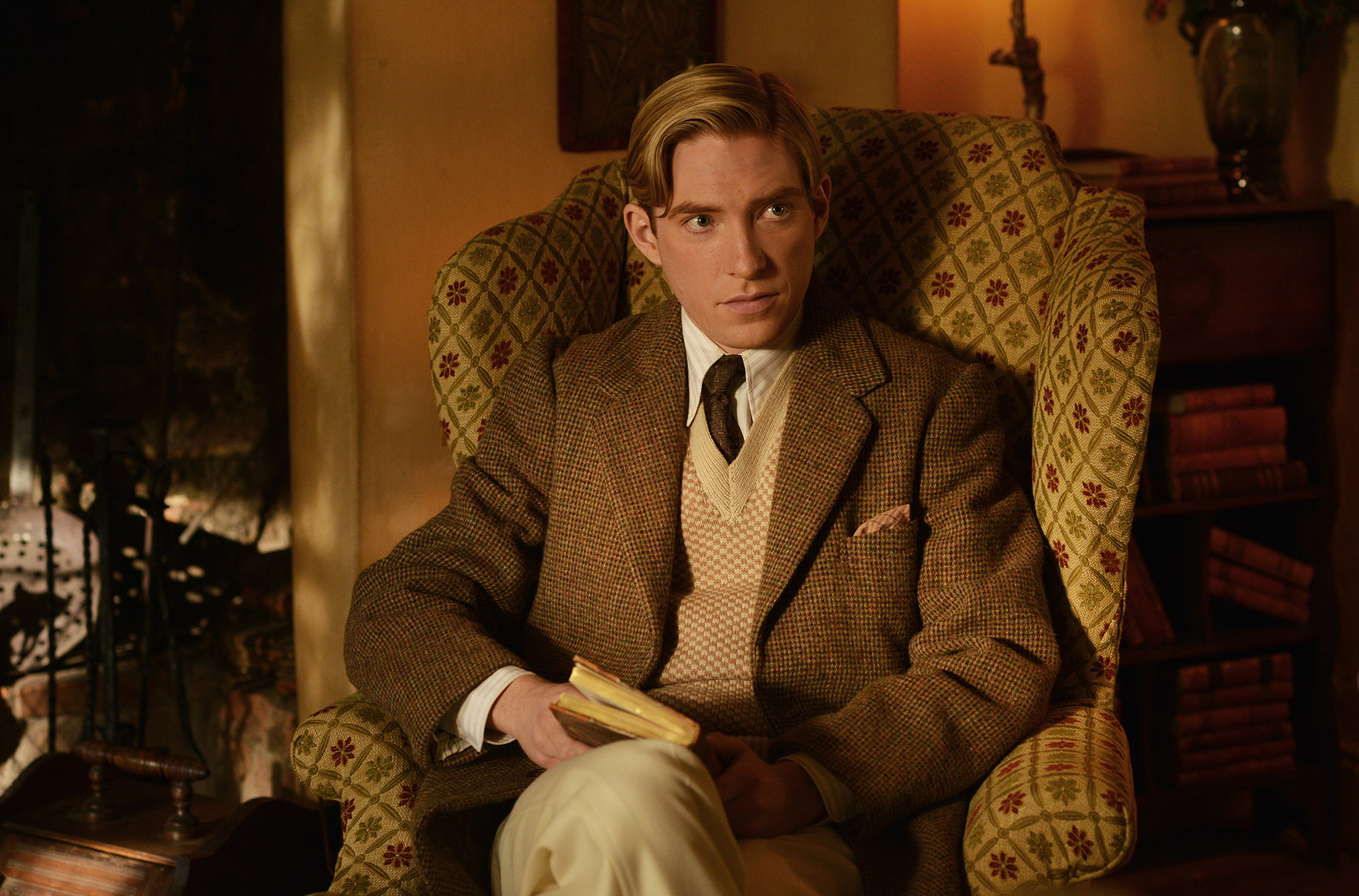 domhnall-gleeson-as-alan-milne-in-the-film-untitled-a-a-milne-photo-by-david-appleby-2017-fox-searchlight-pictures