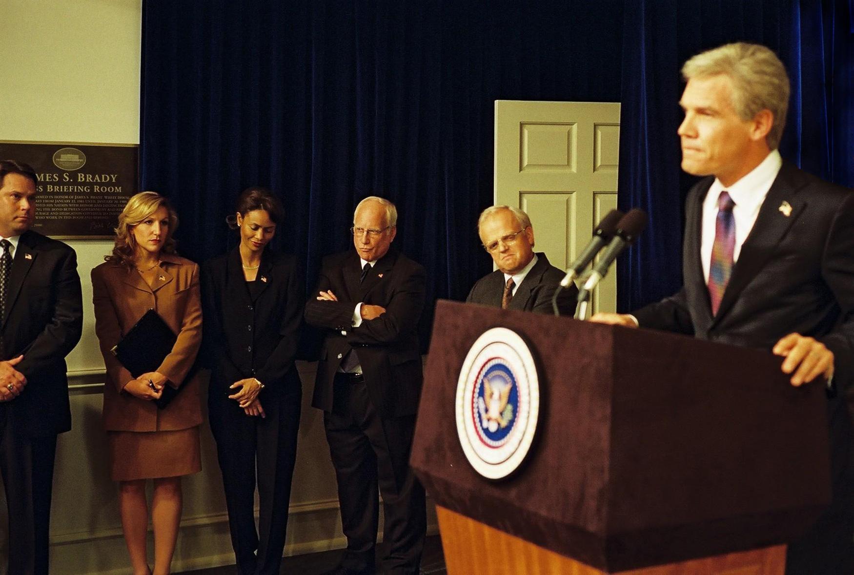 still-of-richard-dreyfuss-josh-brolin-toby-jones-and-thandie-newton-in-george-w-bush-2008-large-picture