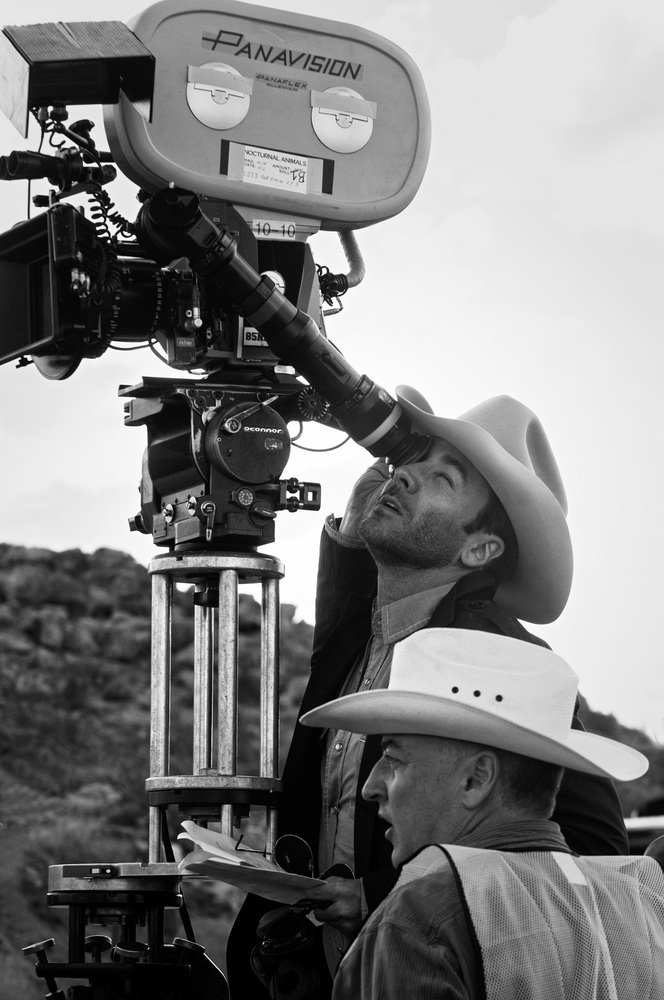 50805_TF_0118_R2_v3F Director Tom Ford behind the camera with Cinematographer Seamus McGarvey on the set of their film NOCTURNAL ANIMALS, a Focus Features release Credit: Merrick Morton / Focus Features