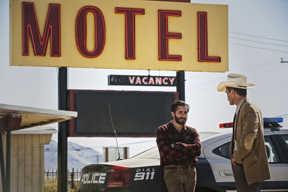 _DSC2307_R3 (l-r.) Academy Award nominees Jake Gyllenhaal and Michael Shannon star as Tony Hastings and Bobby Andes in writer/director Tom Fords romantic thriller NOCTURNAL ANIMALS, a Focus Features release. Credit: Merrick Morton/Focus Features