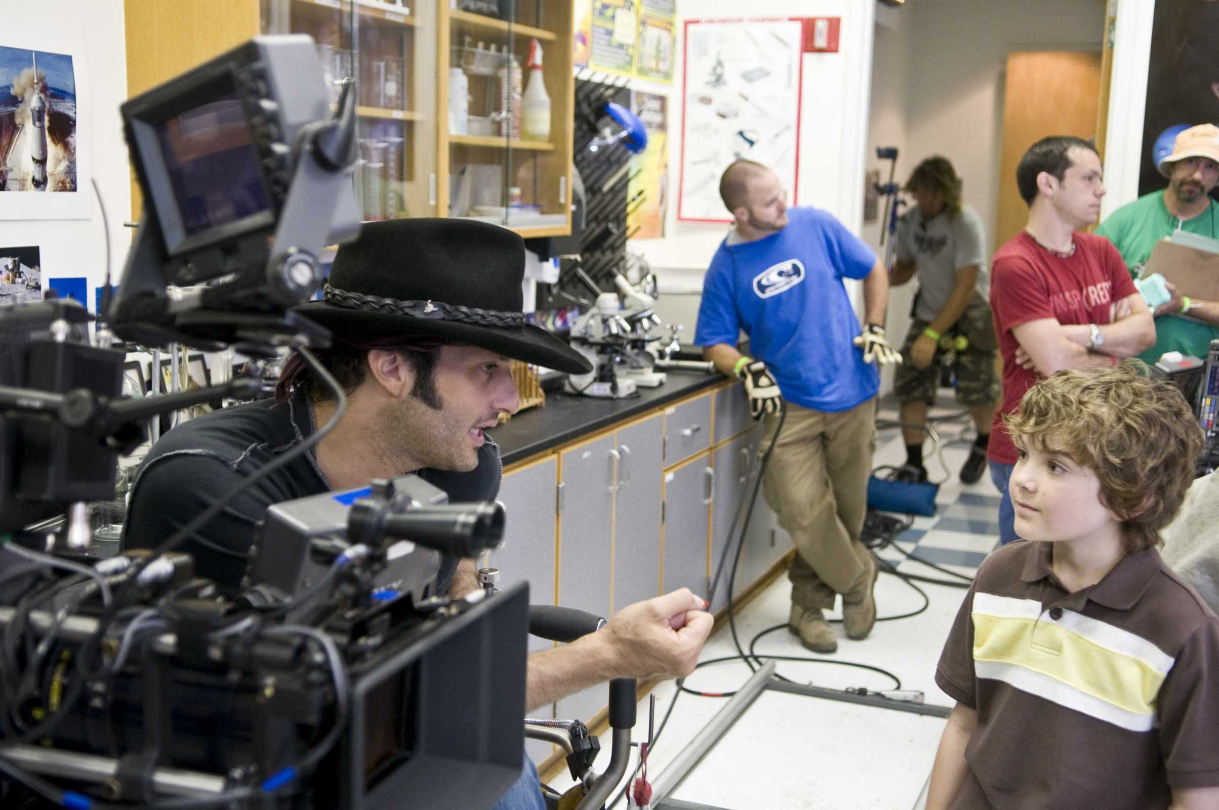 SHD-02325 Director ROBERT RODRIGUEZ goes over a scene with TREVOR GAGNON on the set of Warner Bros. PicturesÕ magical fantasy adventure ÒShorts.Ó