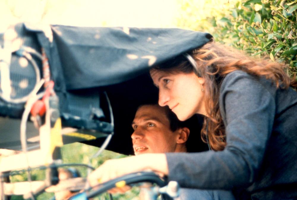 LOVELY & AMAZING, Director Nicole Holofcener on the set, 2001