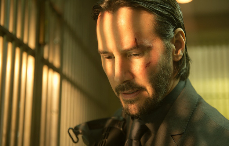 Keanu Reeves Rumored To Have Been Cast As Jude Law's Character in 'Captain  Marvel' But Left Before Production