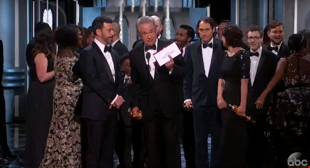 warren-beatty-jimmy-kimmel-2017-oscars-stage-blunder-moonlight-la-la-land