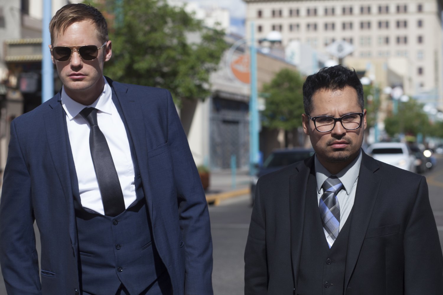 Alexander Skarsgård and Michael Peña in War on Everyone (2016)