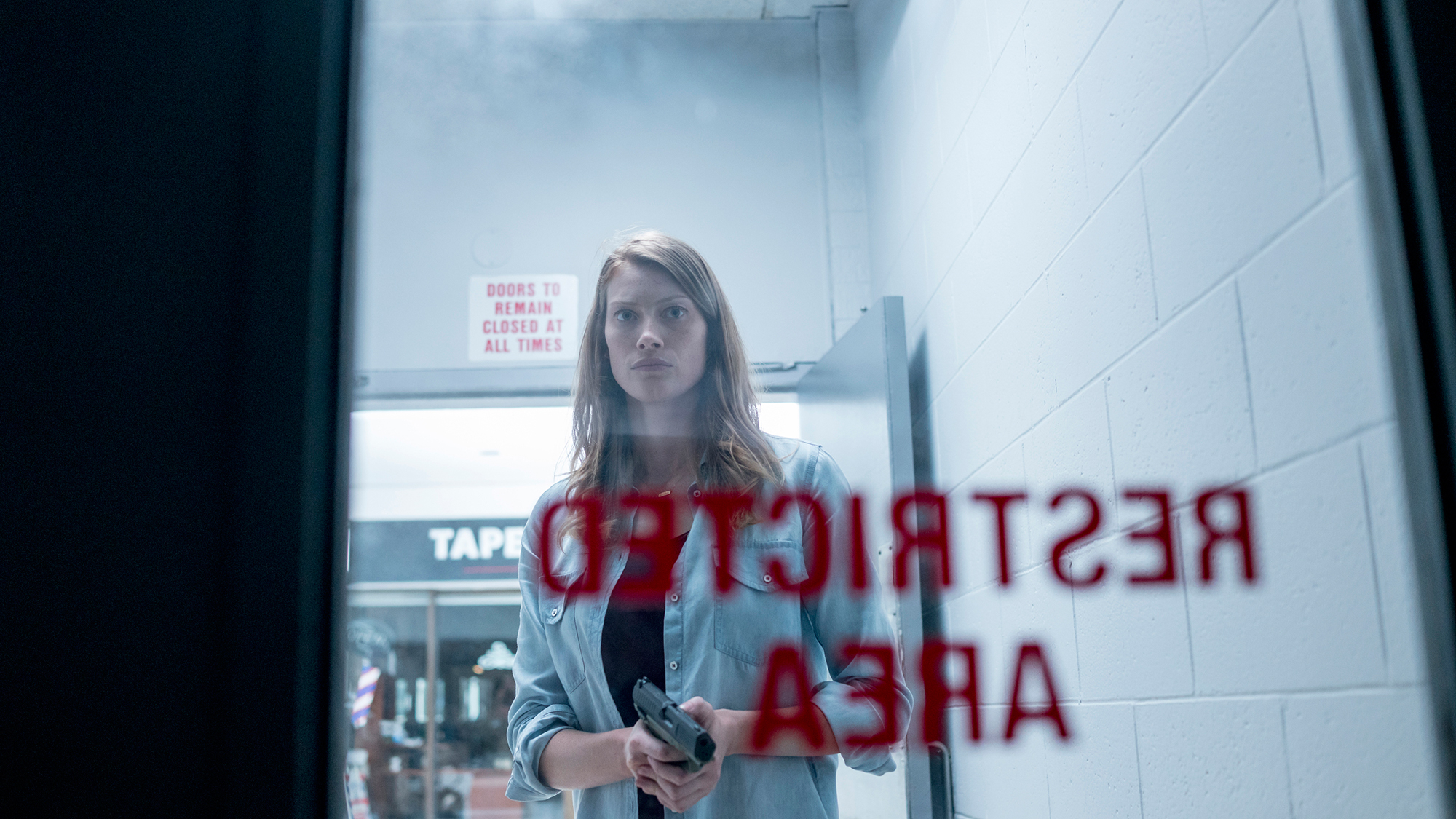 Eve-Copeland-(Alyssa-Sutherland)-will-stop-at-nothing-to-protect-her-daughter-from-the-mist-and-anyone-who-stands-in-her-way.-Based-on-a-story-by-Stephen-King,-Spike-TV’s-THE-MIST