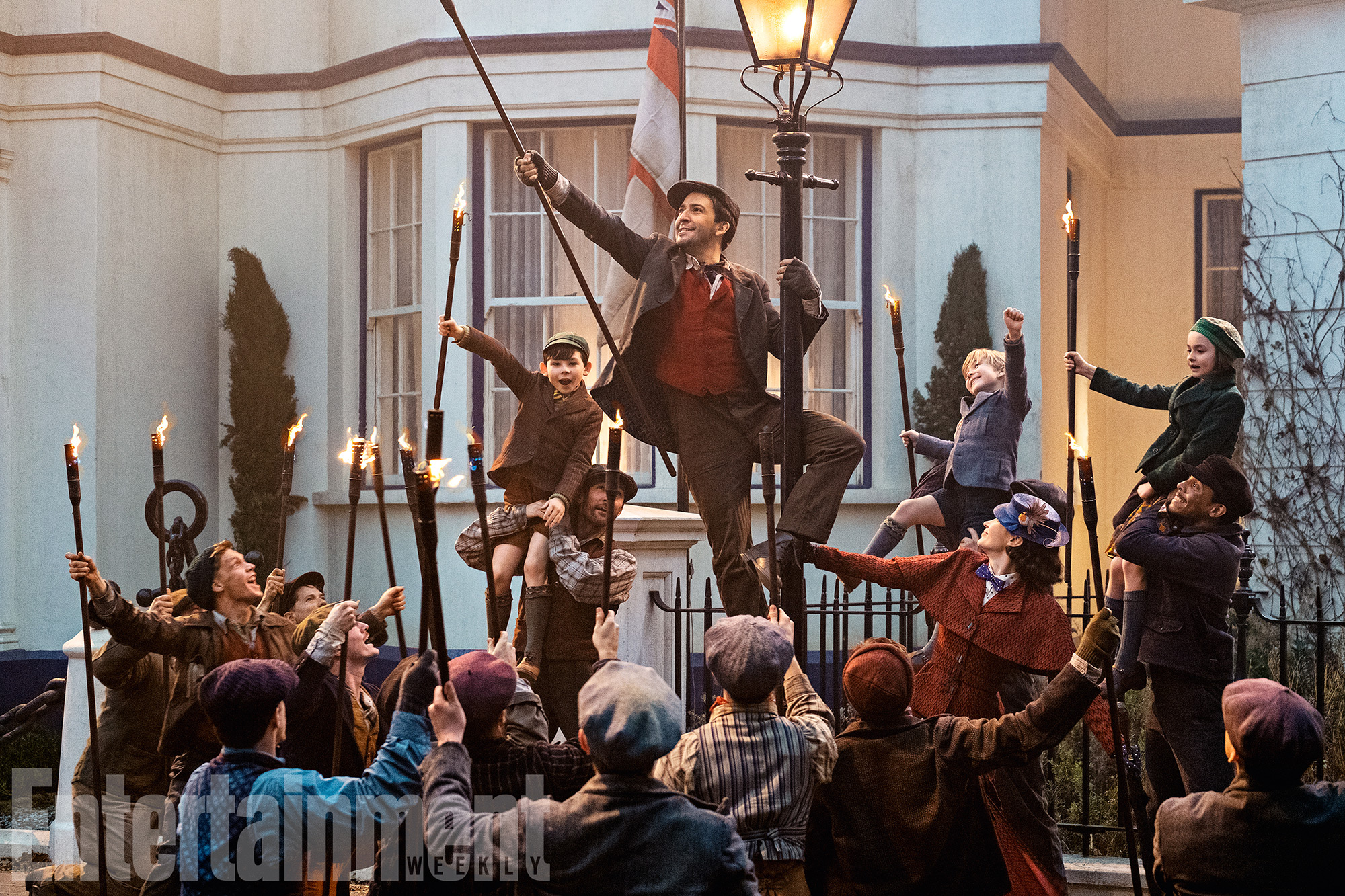 Jack-(Lin-Manuel-Miranda) Cherry-Tree-Lane-for-Mary-Poppins-(Emily-Blunt)-and-the-Banks-children-(Nathanael-Saleh,-Joel-Dawson,-and-Pixie-Davies)-Mary-Poppins-Returns