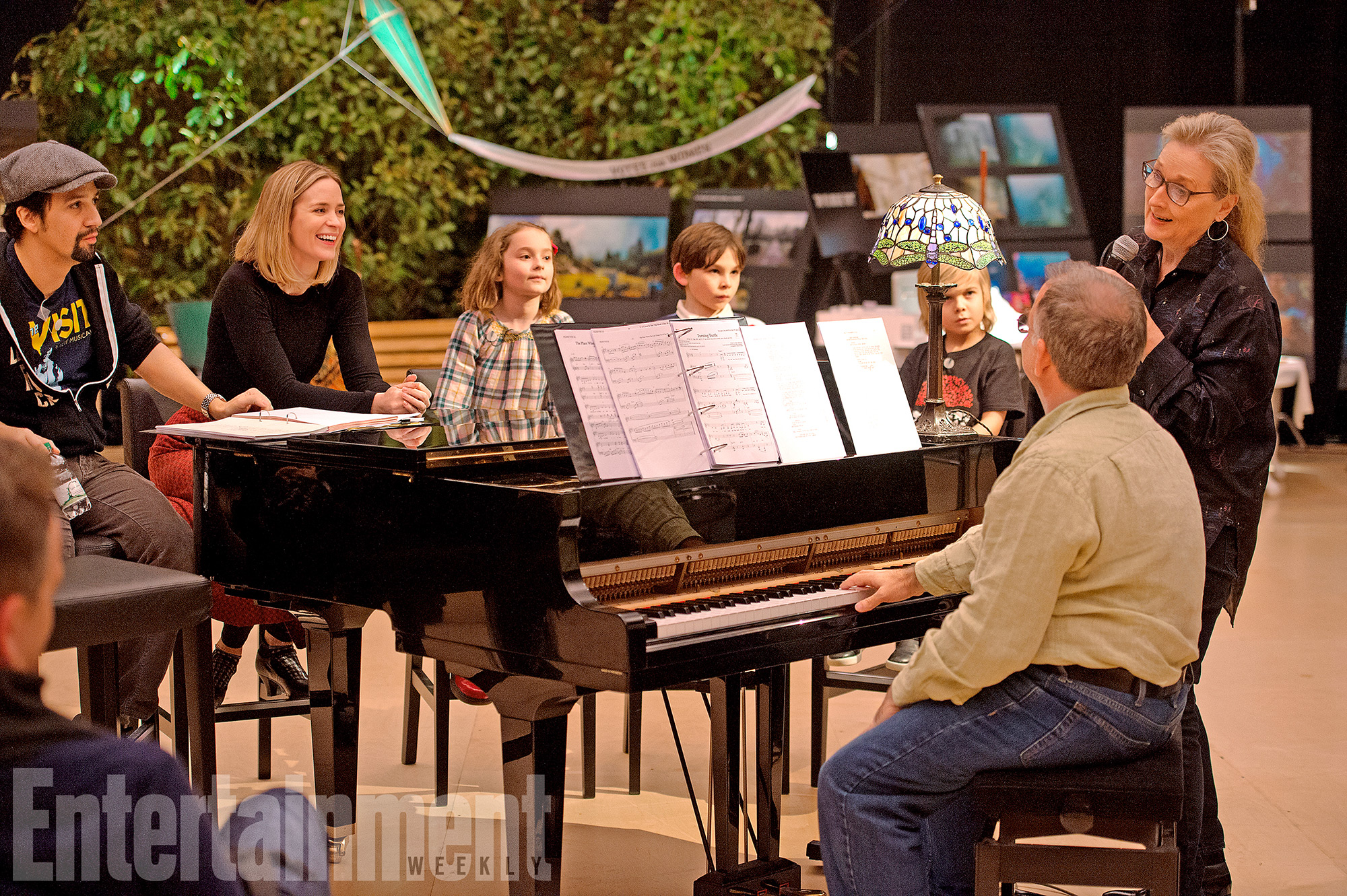 Lin-Manuel-Miranda,-Emily-Blunt,-Pixie-Davies,-Nathanael-Saleh,-Joel-Dawson,-and-Meryl-Streep-Mary-Poppins-Returns