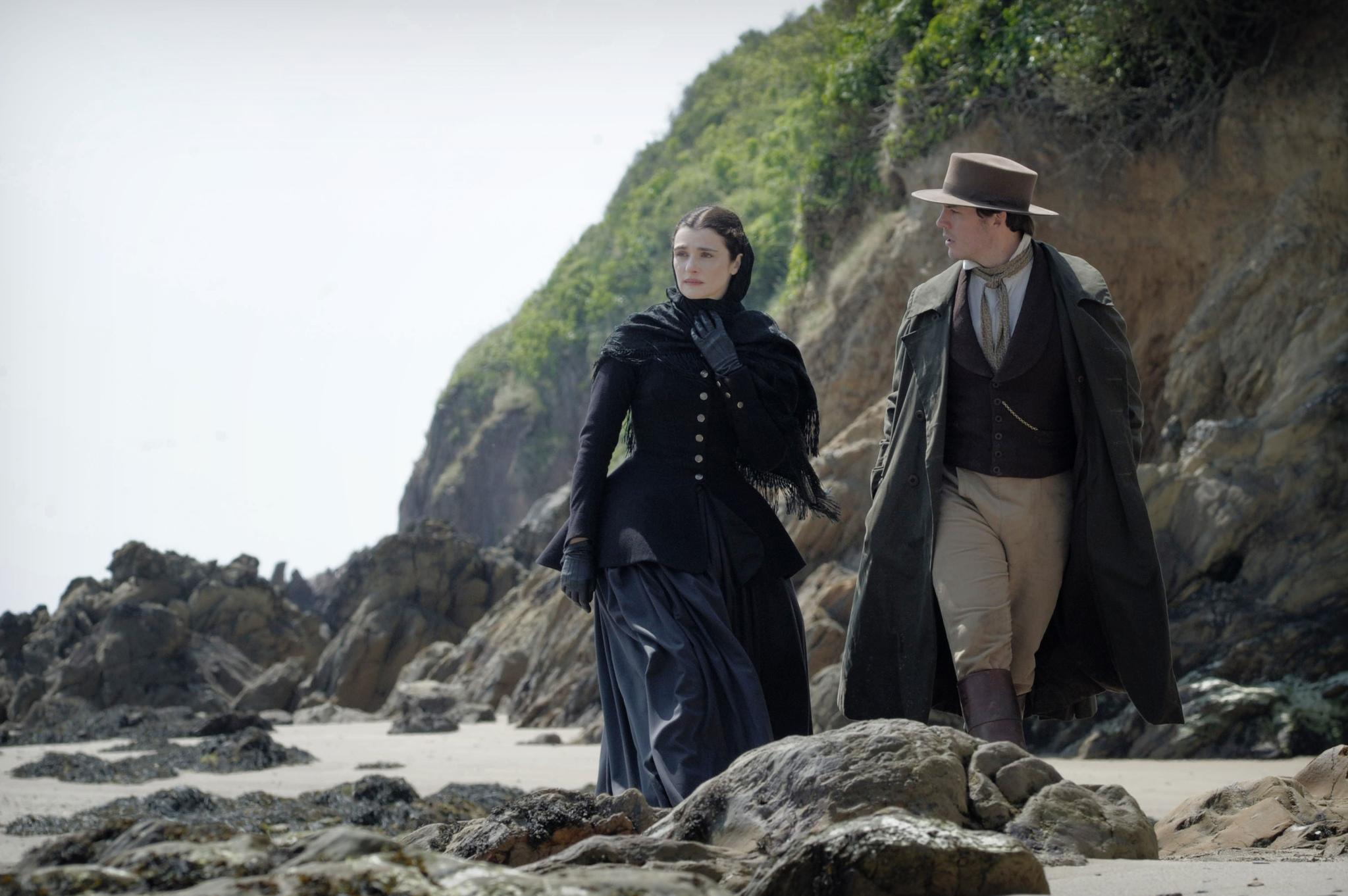 rachel-weisz-and-sam-claflin-in-my-cousin-rachel-2017