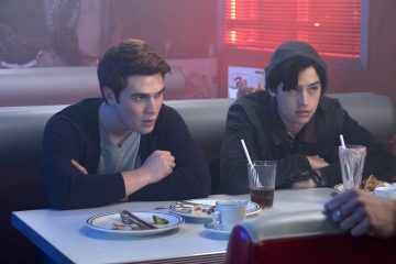 Riverdale -- "Chapter Seven: In A Lonely Place" -- Image Number: RVD107a_0247.jpg -- Pictured (L-R): KJ Apa as Archie Andrews and Cole Sprouse as Jughead Jones -- Photo: Katie Yu/The CW -- ÃÂ© 2017 The CW Network. All Rights Reserved