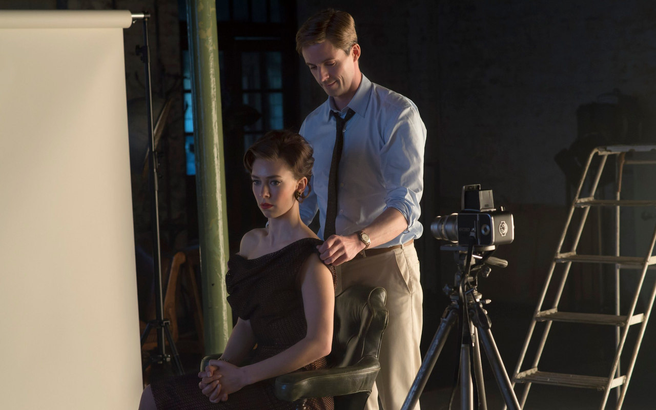 Antony Armstrong-Jones (Matthew Goode) prepares to photograph Princess Margaret (Vanessa Kirby) The Crown Season 2
