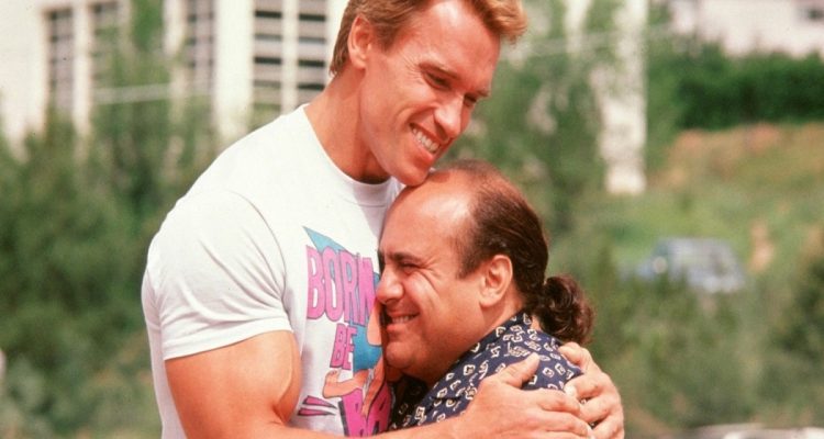 Arnold Schwarzenegger and Danny DeVito in Twins (1988)