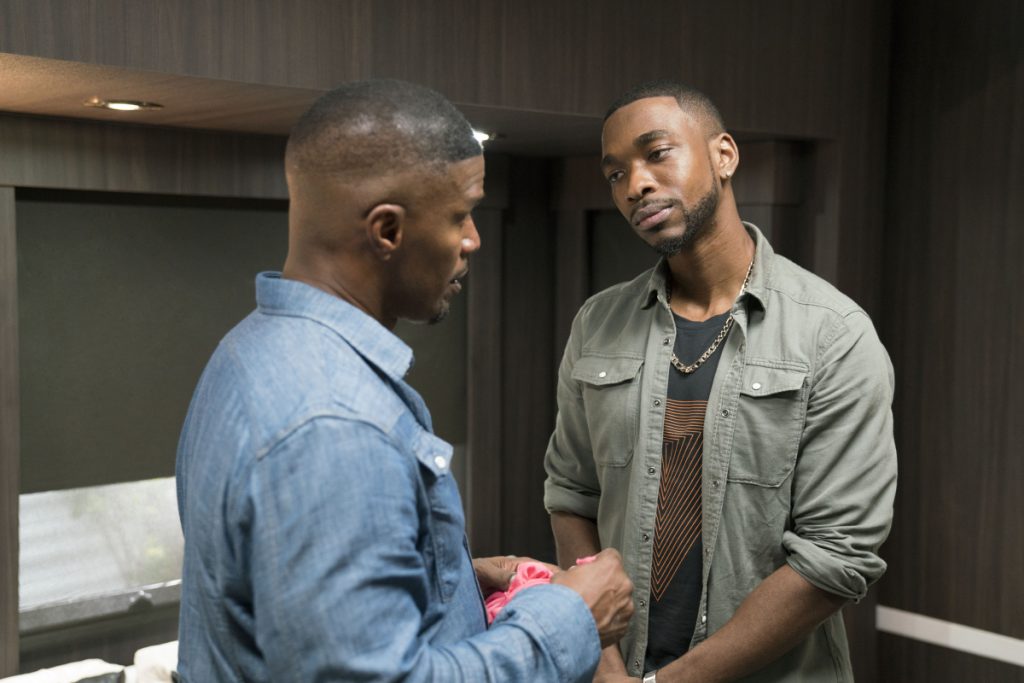 Jamie Foxx as himself and Jay Pharoah as Floyd in WHITE FAMOUS (Season 1, Episode 1). - Photo: Michael Desmond/SHOWTIME - Photo ID: WhiteFamous_101_9816.R