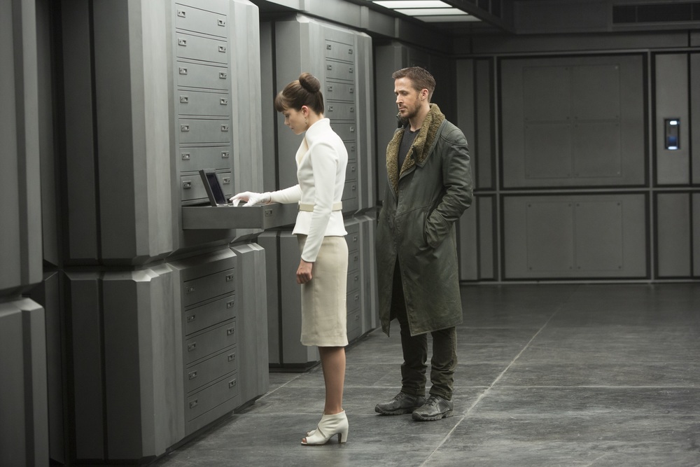 Sylvia Hoeks and Ryan Gosling in Alcon EntertainmentÕs sci fi thriller BLADE RUNNER 2049