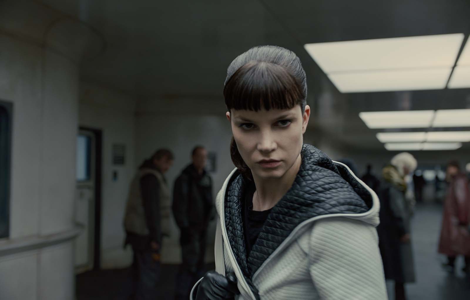 Sylvia Hoeks in Alcon Entertainment’s sci fi thriller BLADE RUNNER 2049
