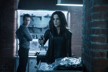 Kate Beckinsale and Theo James in Underworld- Blood Wars (2016)