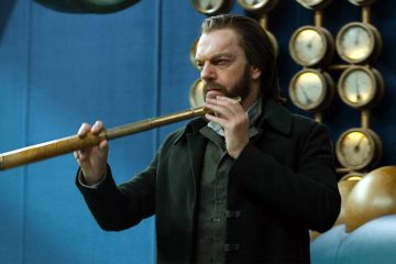 mortal engines hugo weaving