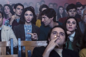 L'ISOLA DELLE ROSA (ROSE ISLAND) (L to R) ASCANIO BALBO as CARLO, MATILDA DE ANGELIS as GABRIELLA , ELIO GERMANO as GIORGIO ROSA in L'ISOLA DELLE ROSA (ROSE ISLAND). Cr. SIMONE FLORENA/NETFLIX © 2020