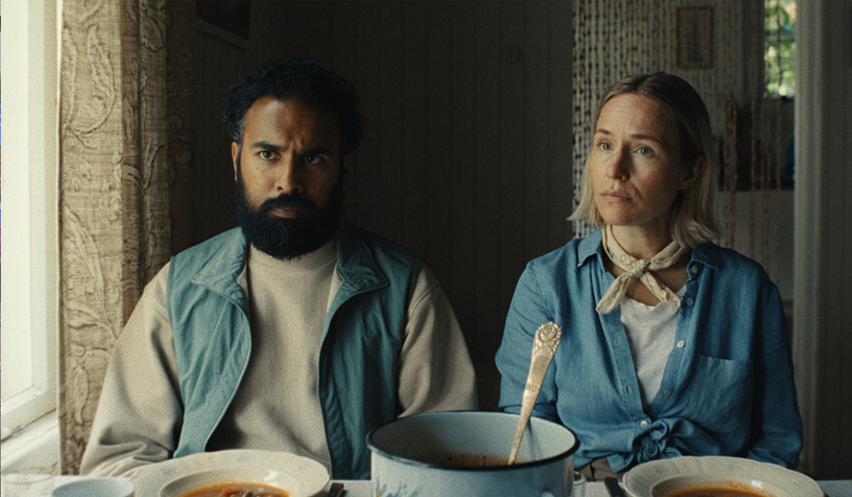 ‘Bubble & Squeak’ Review: Sarah Goldberg & Himesh Patel Barely Carry This Absurdist Comedy Across The Border [Sundance]