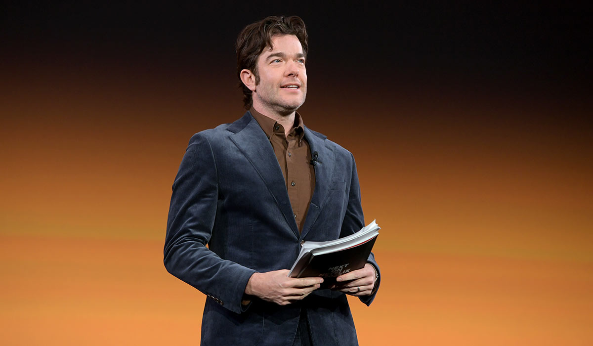 ジョン・ムラニーは新しいNetflixトークショー「Everybody's Live With John Mulaney」3月12日を陽気にからかう