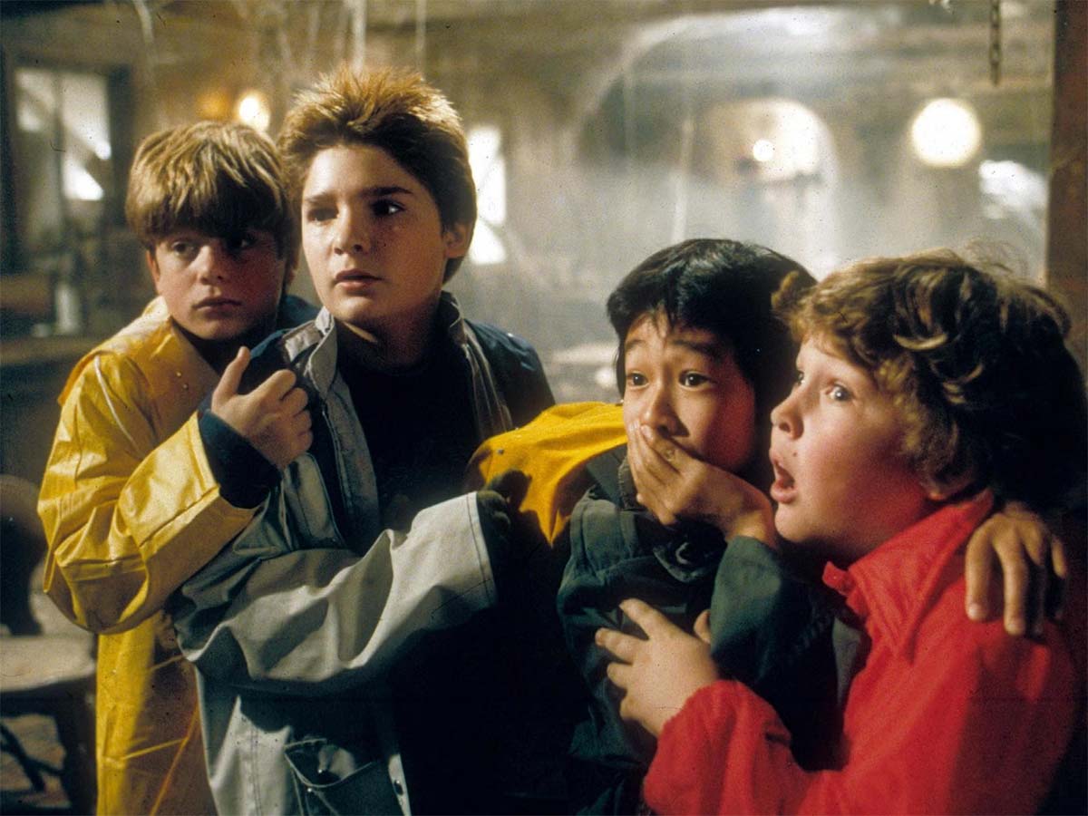 「Goonies 2」は開発がWBで真剣になり始めると脚本家を着陸します