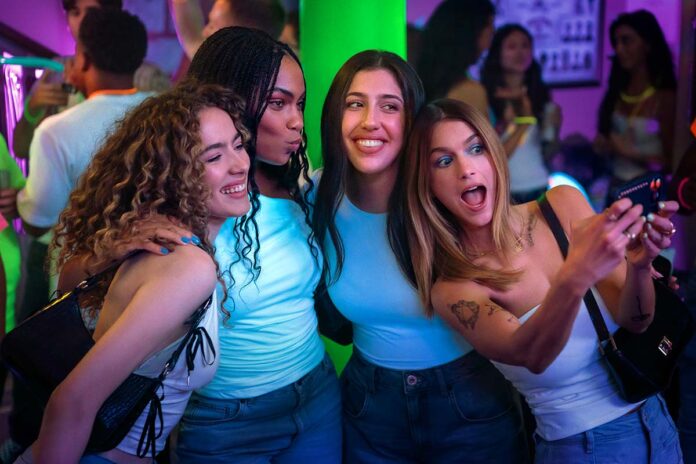 ‘Roommates’ Trailer: Sadie Sandler & Chloe East Turn Freshman-Year Friendship Into A Passive-Aggressive Netflix Dorm War