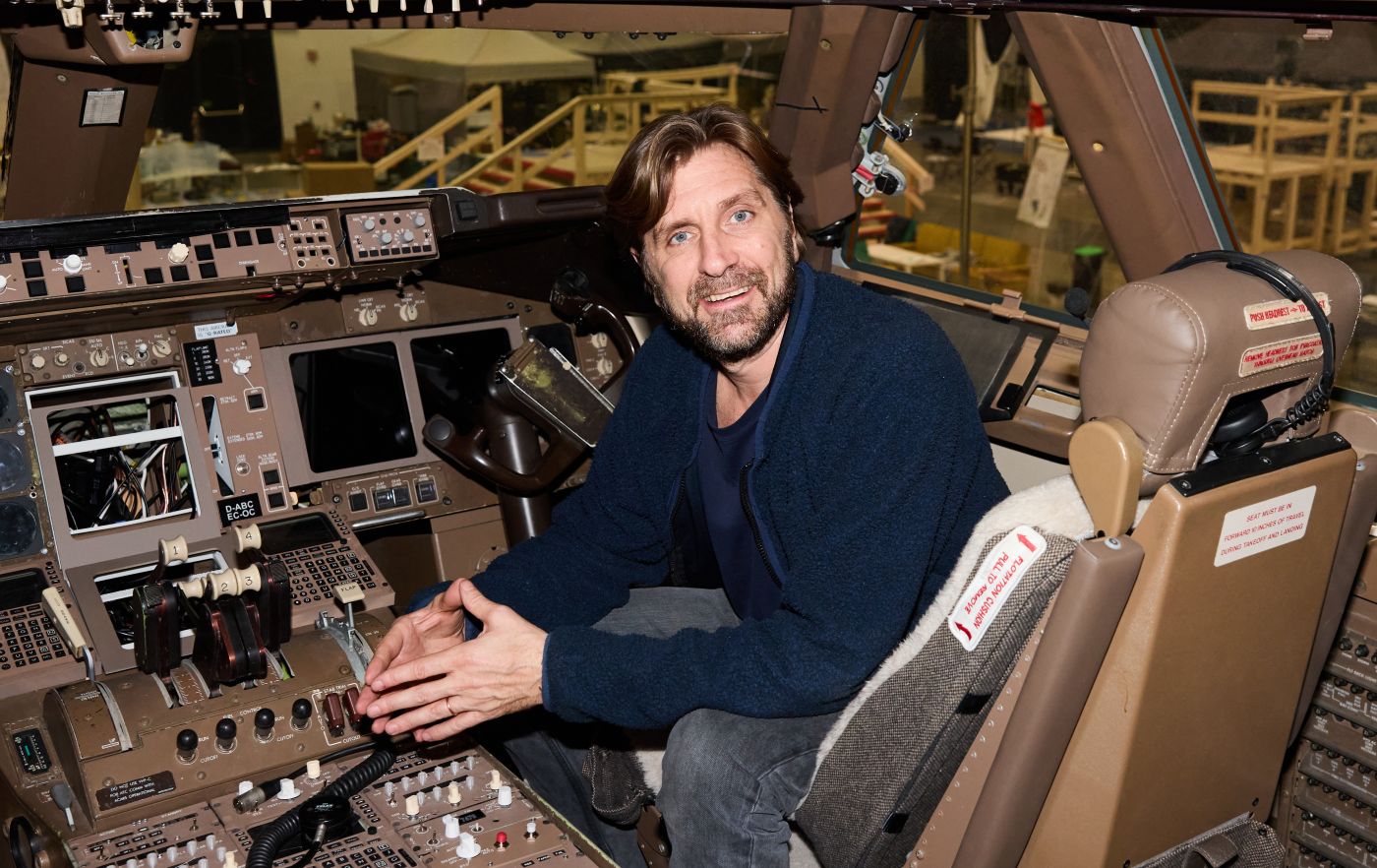'The Entertainment System Is Down': Ruben Östlund Says Plane Crash Drama Starring Kirsten Dunst & Keanu Reeves Features Rowdy Aussie Cricket Fans